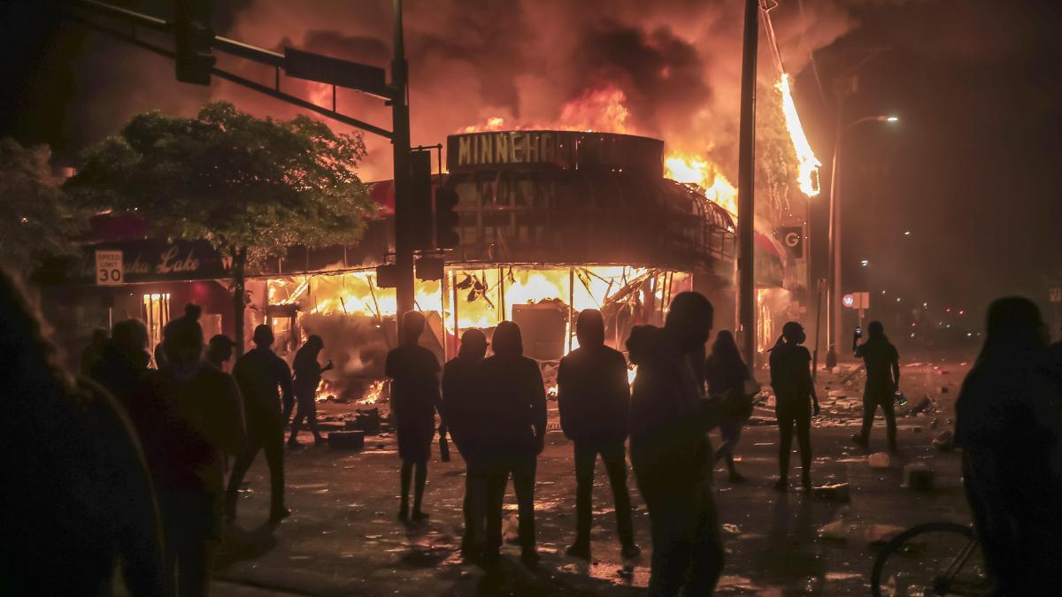 Minneápolis en emergencia por los graves disturbios derivados de la muerte de George Floyd a manos de la Policía