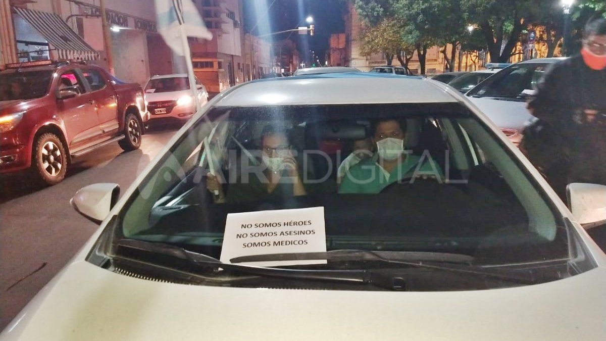 En contra de la discriminación” que sufren en medio de la pandemia de coronavirus, los profesionales de la salud marcharon a los bocinazos.