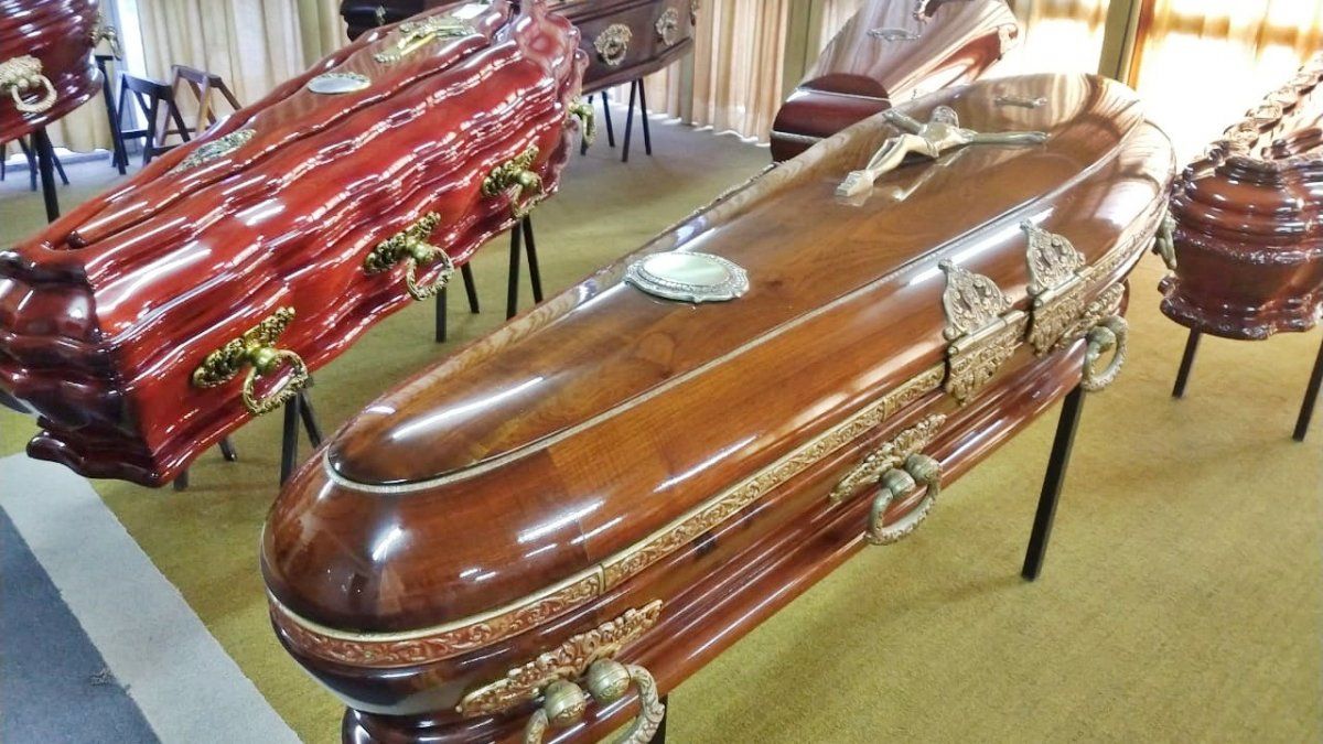 Los tiempos de trabajo también se acortaron, ya que una vez fallecida la persona, las empresas deben retirar el cuerpo del lugar que se indique, prepararlo y por último trasladarlo al cementerio donde el cuerpo será depositado. Sin caravanas ni escoltas, los entierros se limitan a un número limitado de familiares.