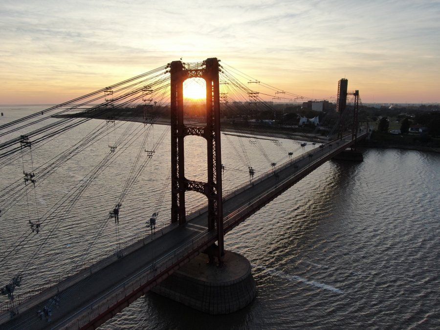 La postal del Puente Colgante justo cuando sale el sol.