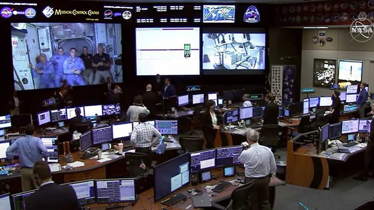 Las instalaciones de la Nasa inician una conversación en directo con la Expedición 63 de la Estación Espacial Internacional, que acaba de recibir a los astronautas Hurley y Behnken.