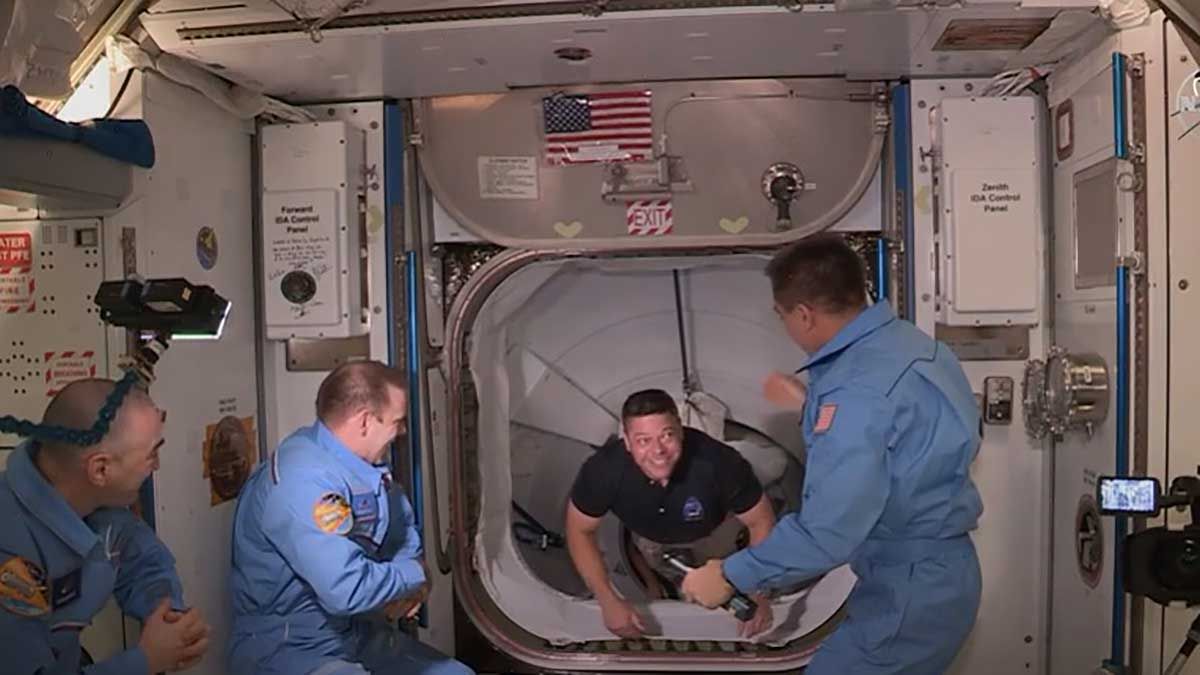 El astronauta Robert Behnken llega a la Estación Espacial Internacional.