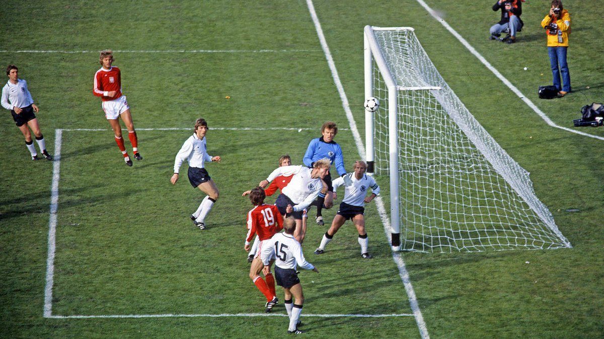 Sepp Maier, Berti Vogts y Manfred Kaltz, de Alemania, intentan evitar una aproximación de Polonia a su arco.