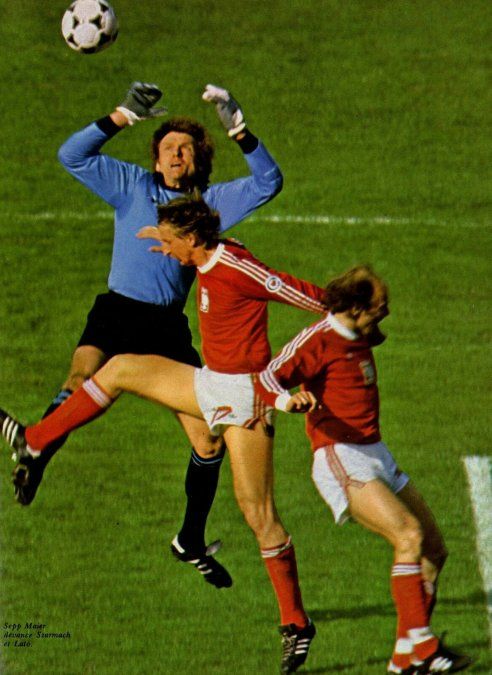 El arquero alemán, Sepp Maier, sale a cortar una pelota aérea a metros de su arco.