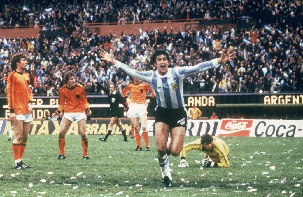 Kempes celebra su segundo gol ante Holanda, el 2-1 para la Selección Argentina que terminaría asegurando la copa con otro tanto de Daniel Bertoni sobre el final del encuentro.