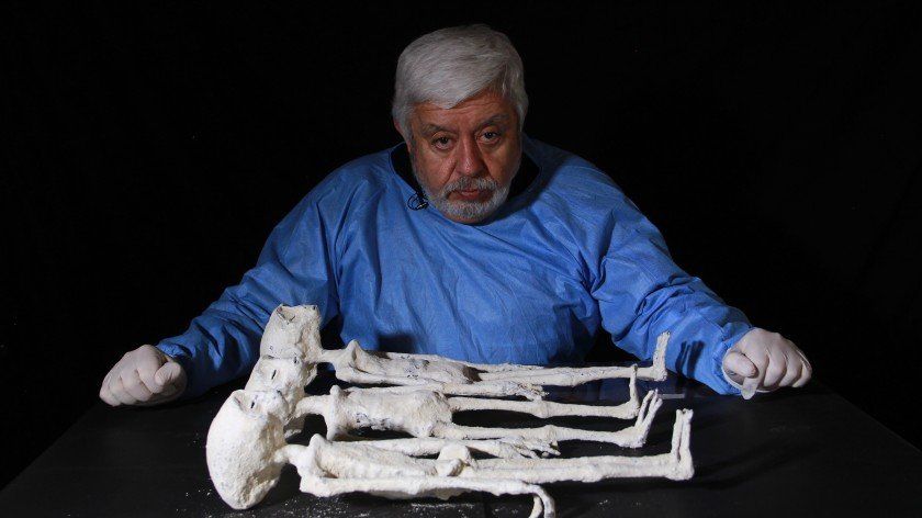 Fotografía cedida este sábado por History Channel que muestra al periodista e investigador mexicano Jaime Maussan durante el rodaje del documental “Las Momias de Nazca”. EFE/ History Channel
