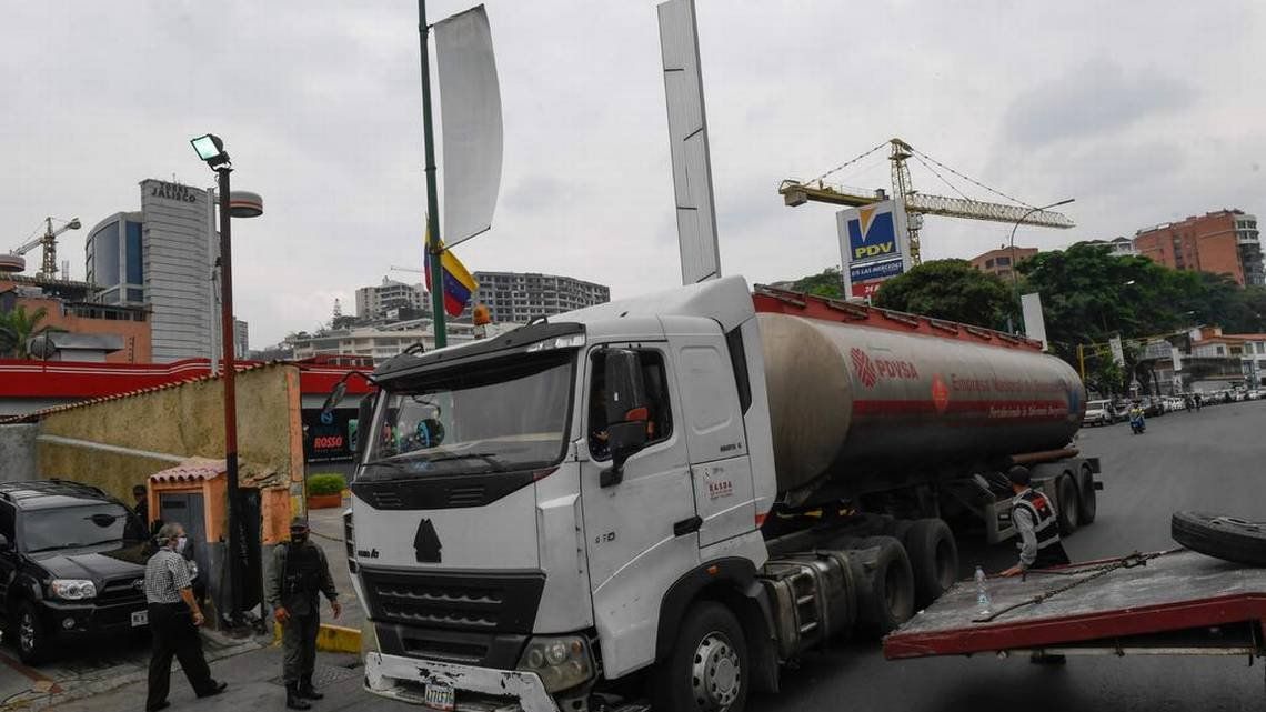 Un camión de la principal industria estatal de petróleos venezolana, Petróleos de Venezuela.