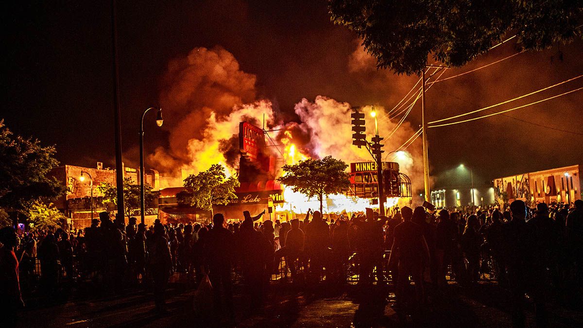 Un grupo de manifestantes incendió el sábado una comisaría abandonada en Minneapolis, en otra jornada de protestas contra el racismo en Estados Unidos tras el asesinato de George Floyd.