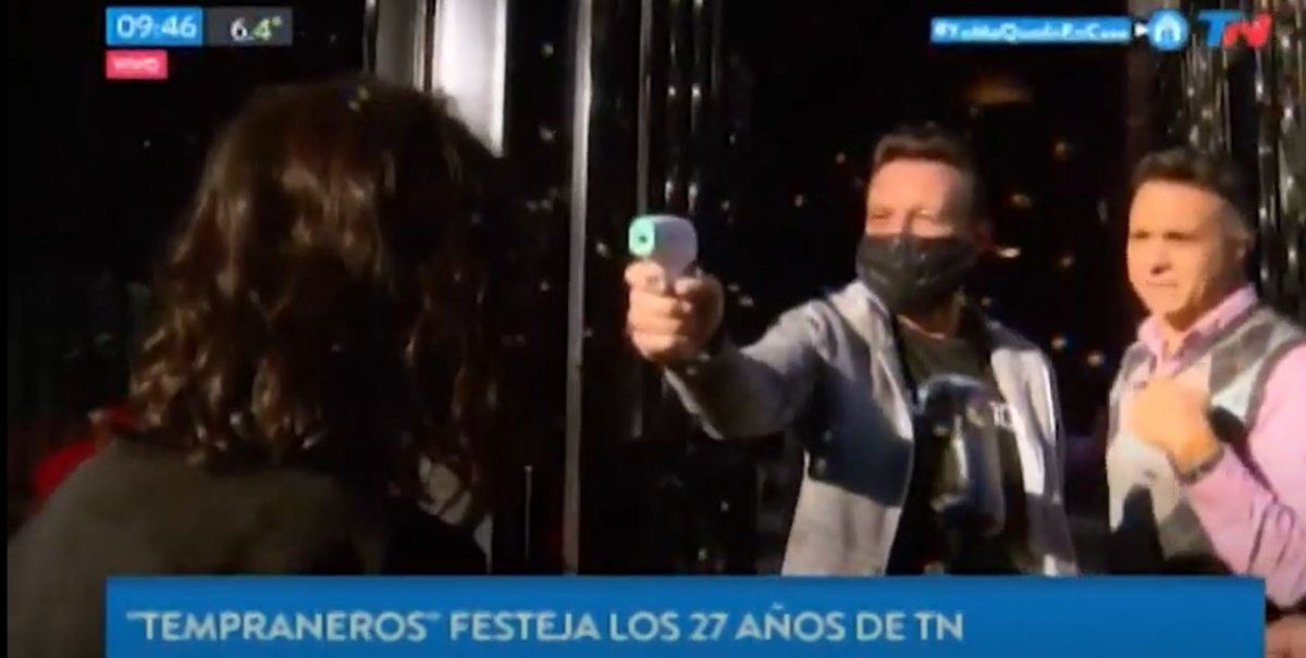 Lapegüe le tomó la temperatura a Roxy antes de ingresar a su casa.