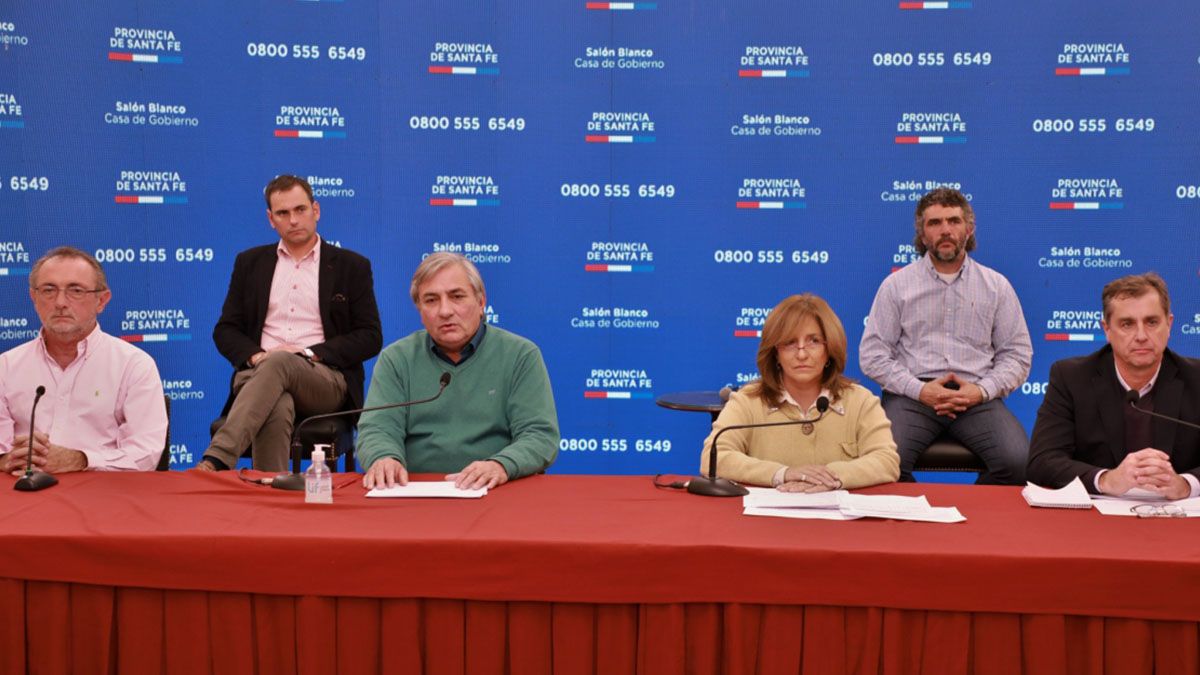 Conferencia de prensa en la que se anunció el programa de asistencia financiera.