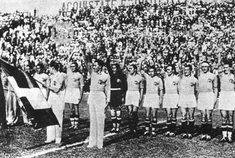 El seleccionado italiano realiza el saludo fascista ante Mussolini, durante el Mundial de 1934.