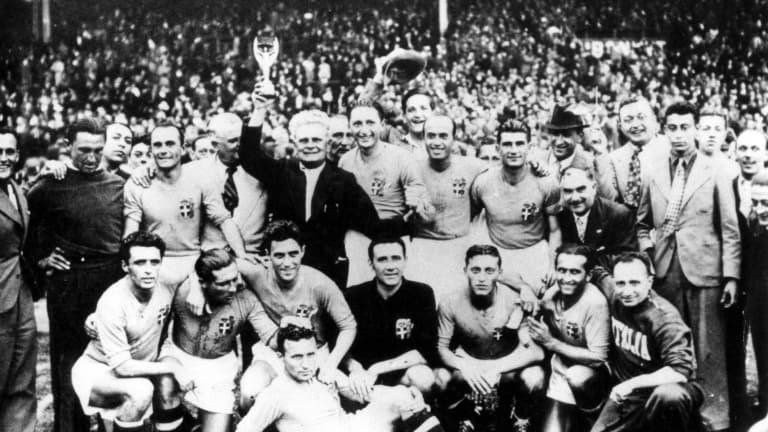 Italia, posa como flamente campeona del mundo. El Dato: quien sostiene el trofeo