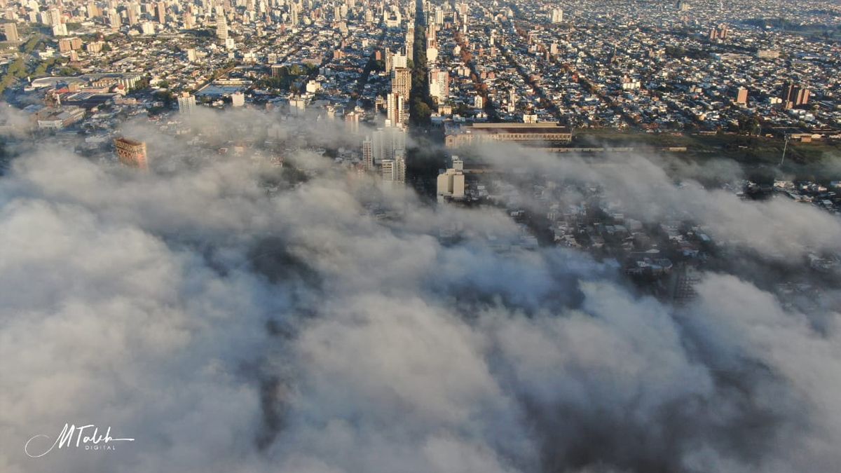 Un banco de niebla cubrió la ciudad.