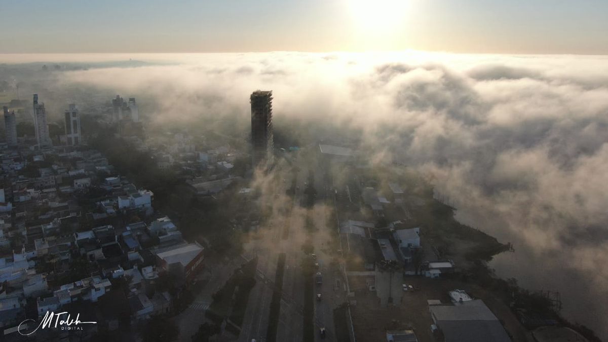 Un banco de niebla cubrió la ciudad de Santa Fe.