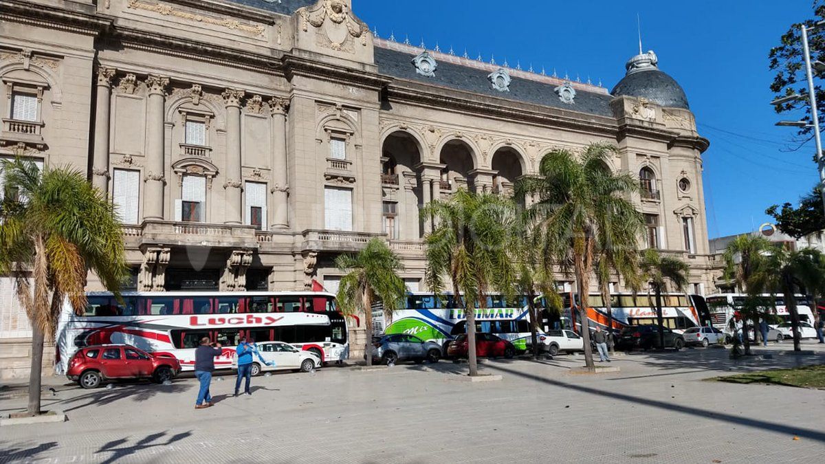 Propietarios de empresas de larga distancia se concentraron en la Casa de Gobierno este martes.