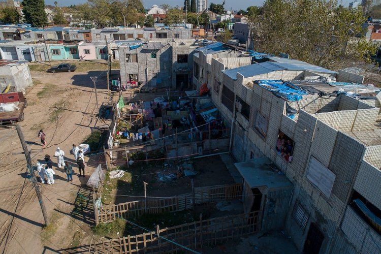 Tras la confirmación de casos en Villa Azul, se activó un operativo de asistencia sanitaria, alimentaria y seguridad en el lugar.