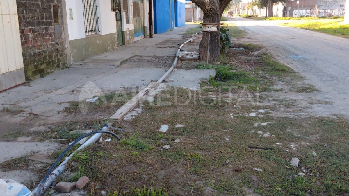 Algunos vecinos colocaron tirantes de madera alrededor de lo caños para no pisarlos y romperlos.