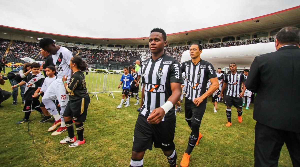 Cazares organizó tres reuniones festivas es su casa de Belo Horizonte y deberá pagar 25.000 dólares por violar un decreto municipal.