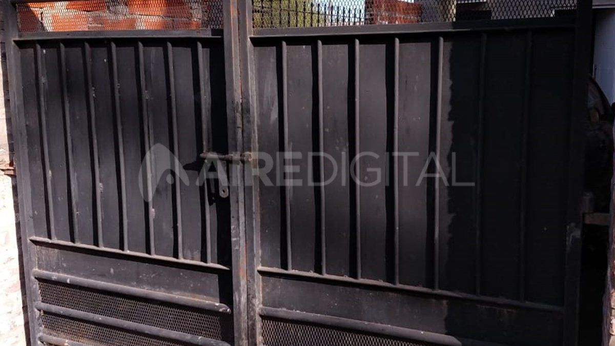 El portón de la casa a la que ingresaron los ladrones.