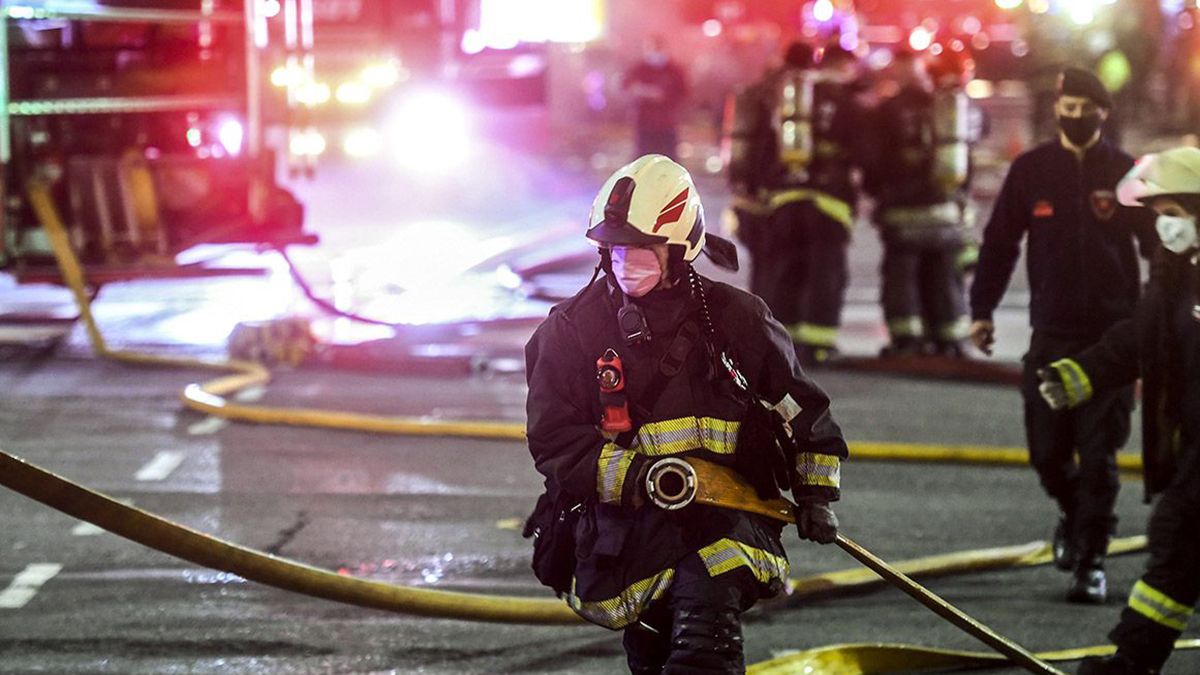 Bomberos trabajando en el lugar del incendio en Villa Crespo este martes.