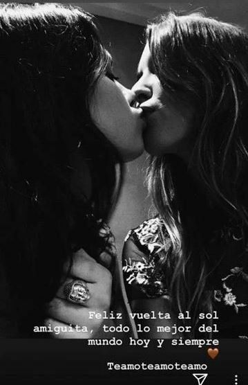 Delfi Chaves, a los besos con una amiga en las redes.