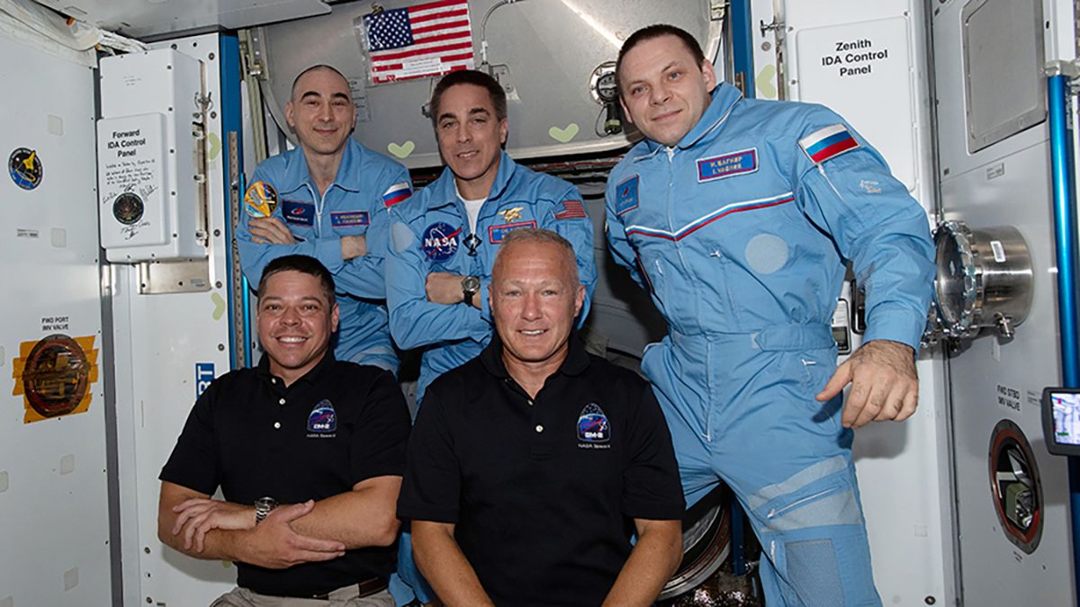 La Expedición 63, integrada por los astronautas Christopher Cassidy, (Nasa), Anatoli Ivanishin, (RKA), Ivan Vagner, (RKA), Robert Behnken, (Nasa) y Douglas Hurley, (Nasa).