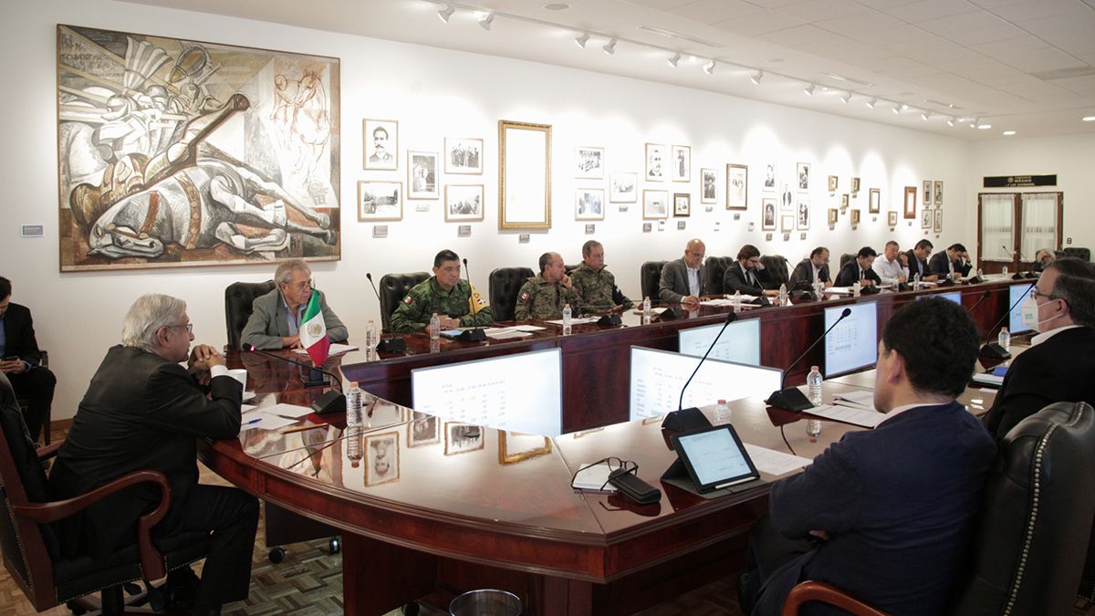 El presidente de México, Andrés Manuel López Obrador, analizando la pandemia en ese país con su gabinete de consultas.