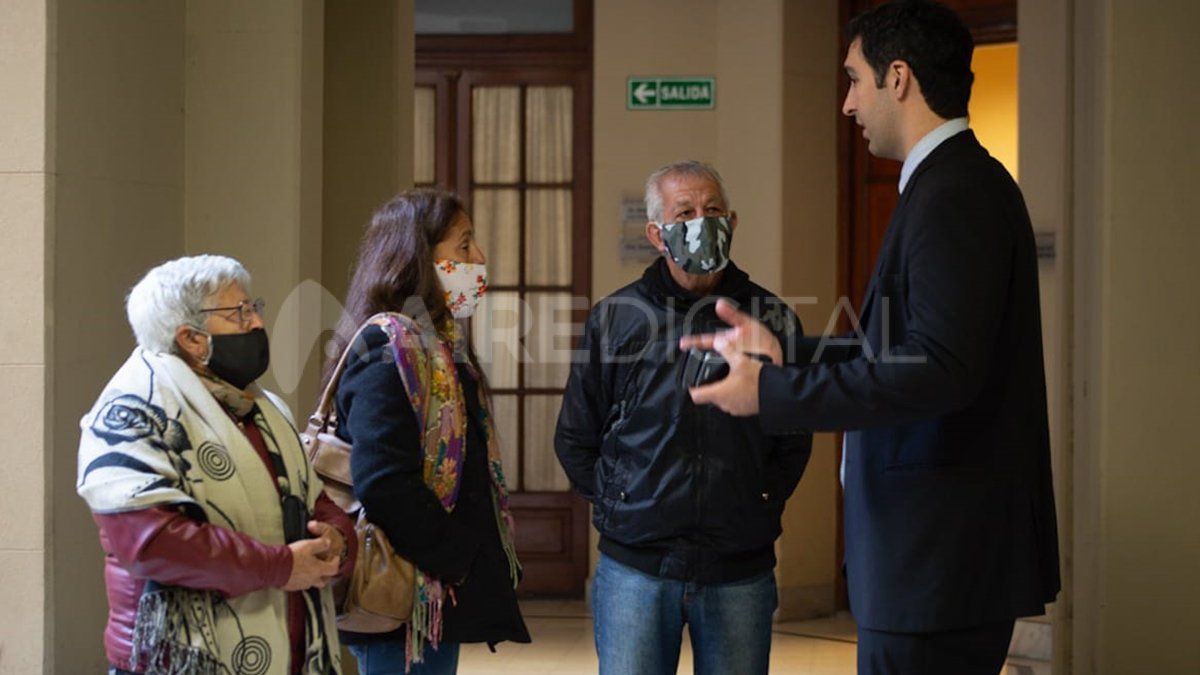 El fiscal Torres junto a los familiares de la víctima.