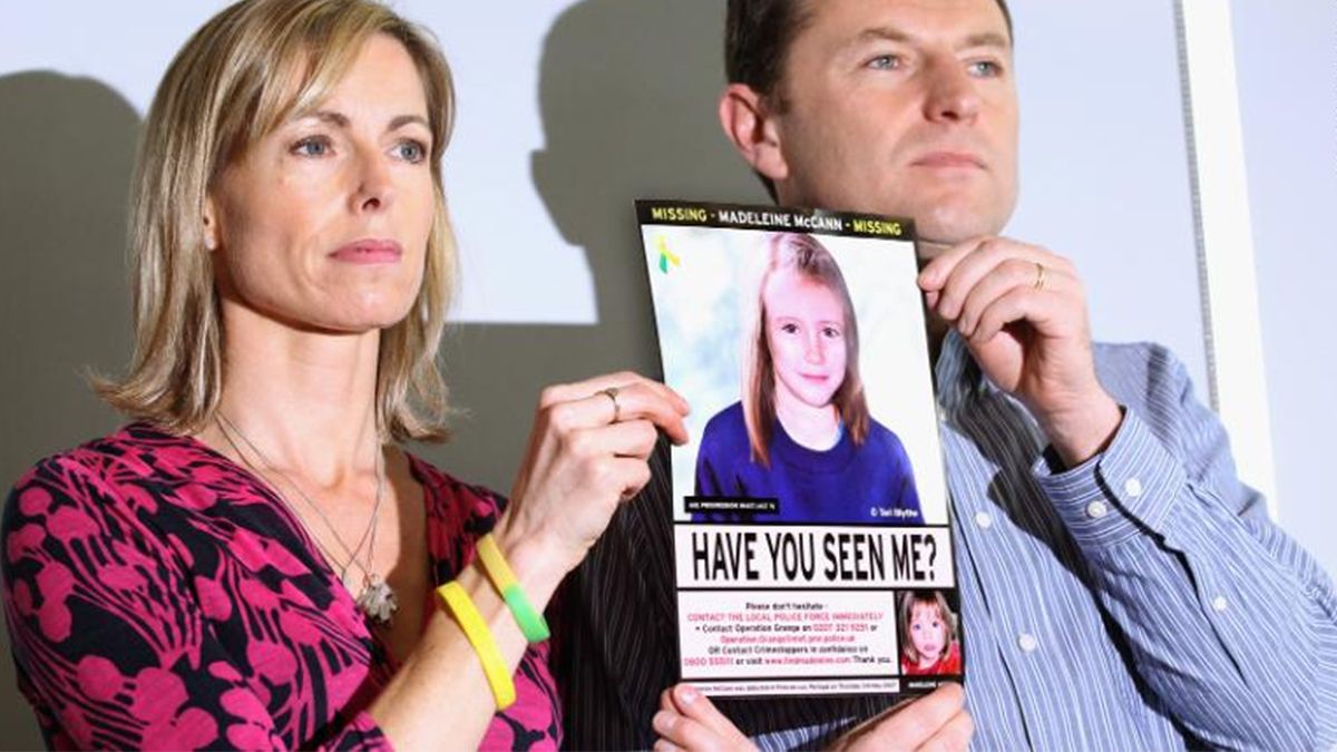 Kate y Gerry McCann muestran una imagen policial de Madeleine ajustada a su edad entonces durante una conferencia de prensa en Londres en el quinto aniversario de su desaparición en mayo de 2012