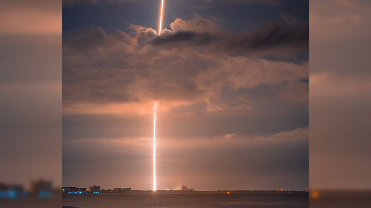 Así se vio el cohete Falcon 9 desde el cielo de Cabo Cañaveral este miércoles a la noche.