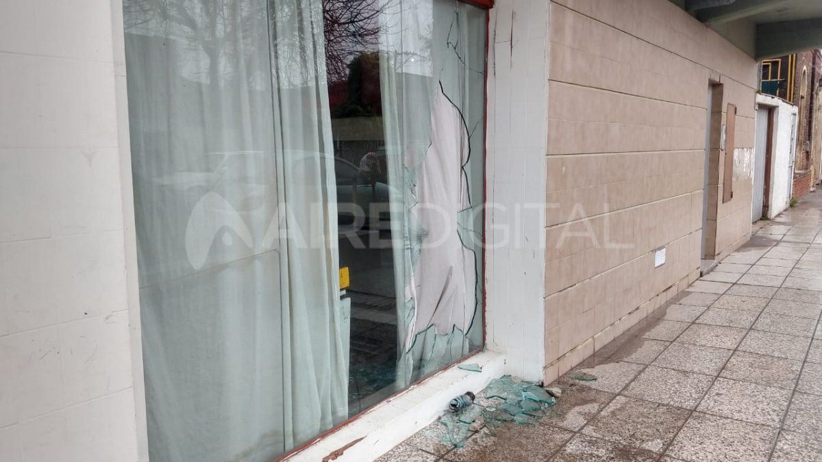 Rompieron el vidrio templado y robaron en la heladería Trevi