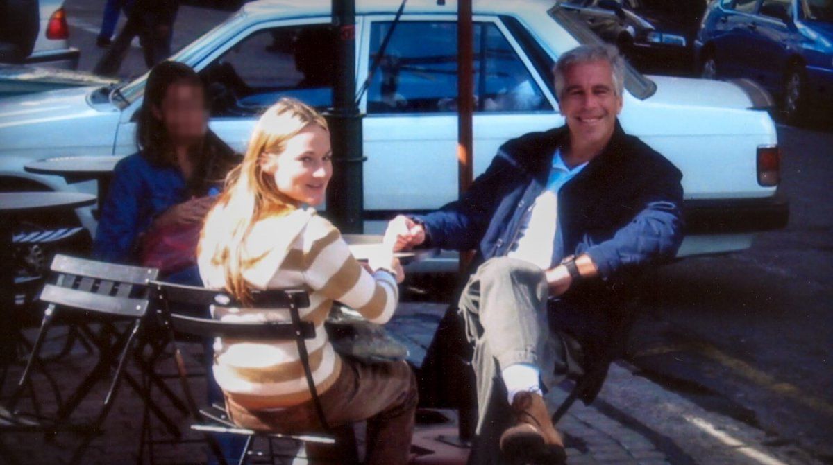 Maria Farmer junto a Jeffrey Epstein