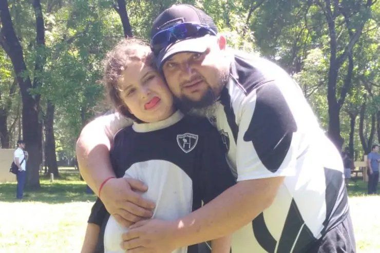 Javier junto a su hijo Federico, en el Parque Avellaneda, donde entrena el Floresta Rugby Club 