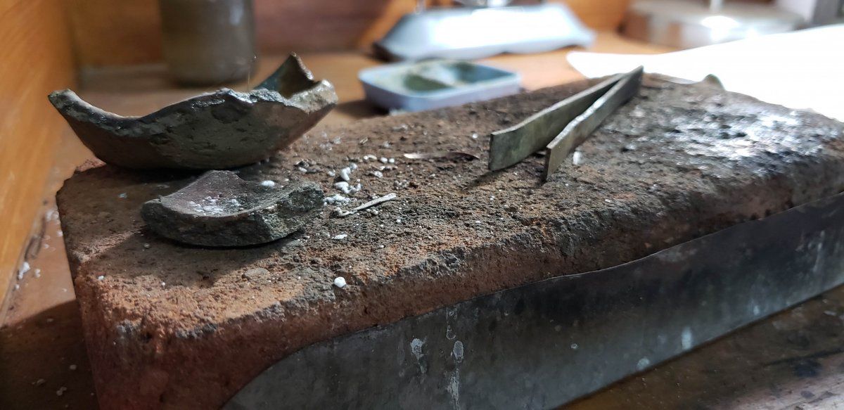 En un elemento tan rústico como un ladrillo también se hacen joyas.