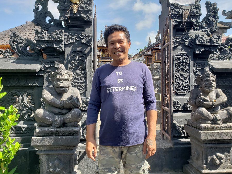 Lenjú frente a la puerta del templo familiar que está en el patio del complejo en el que vive junto a sus hermanos y sobrinos.