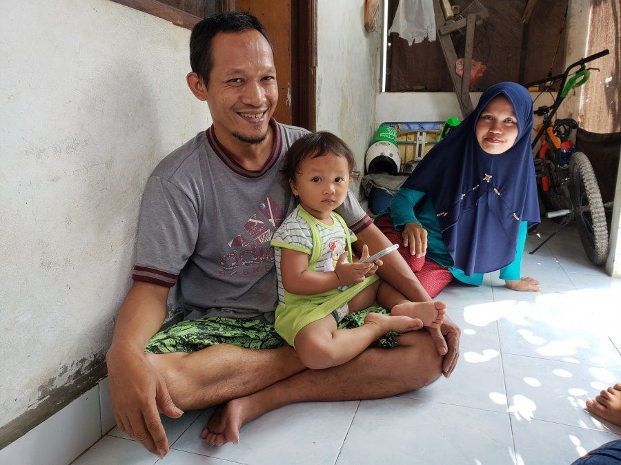 Hisyam, junto a su hija y su mujer, contó su historia en la puerta de su casa.