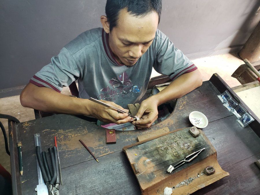 Los cierres que hace Hisyam son un punto de terminación clave en la calidad de las joyas.