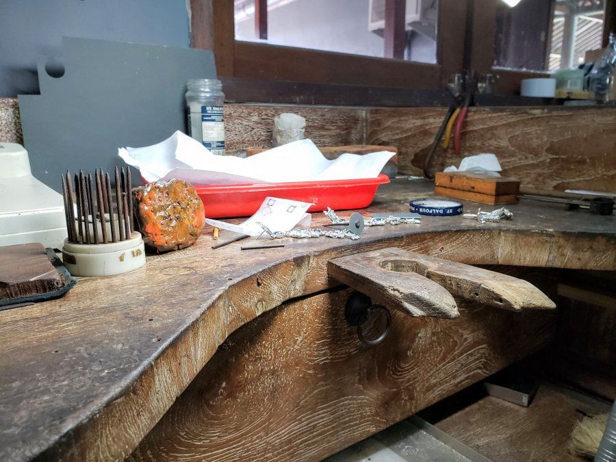 Así son los escritorios de los tukanes que están en el taller y también en sus casas.