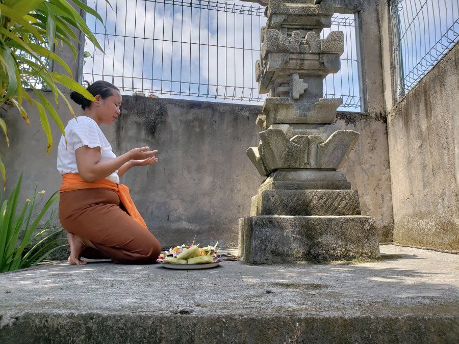 Ayu termina sus ofrendas a los dioses del hinduismo balinés en este