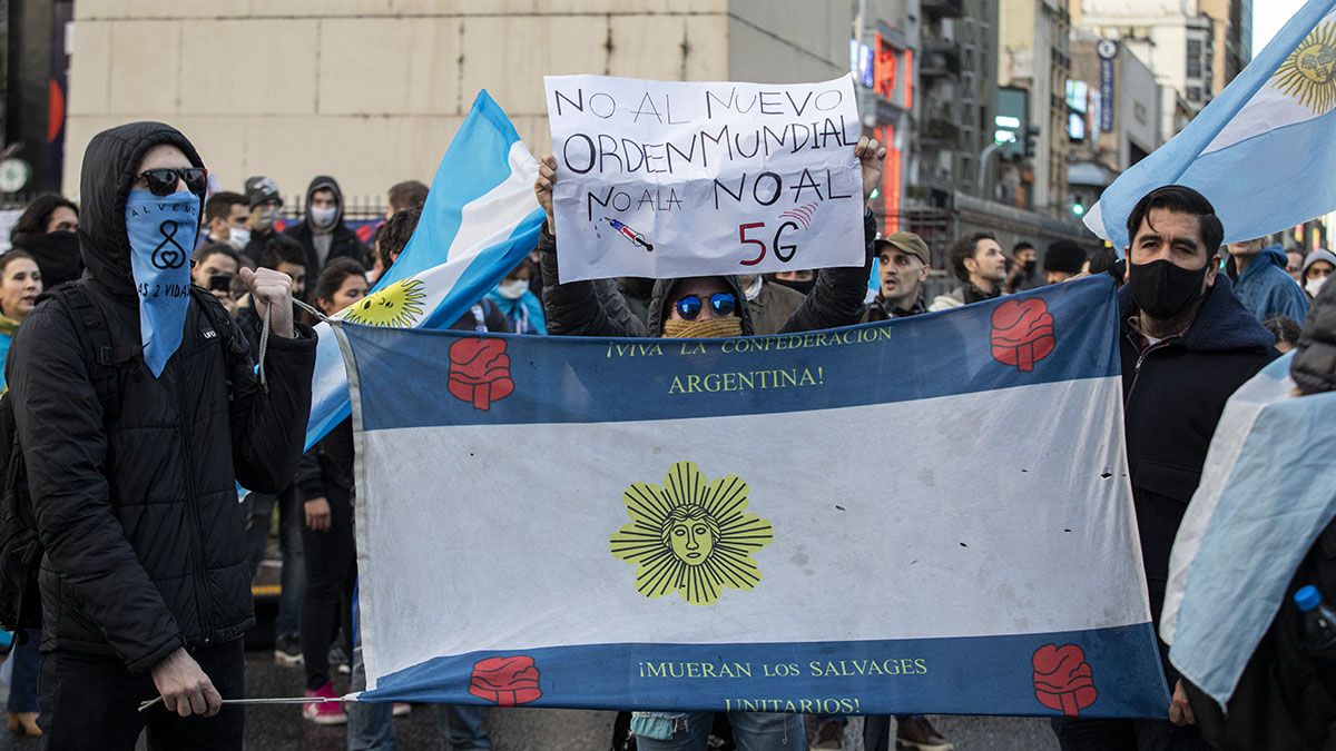 Entre el grupo de manifestantes se encontraron dueños y trabajadores de comercios aún no habilitados en Caba.