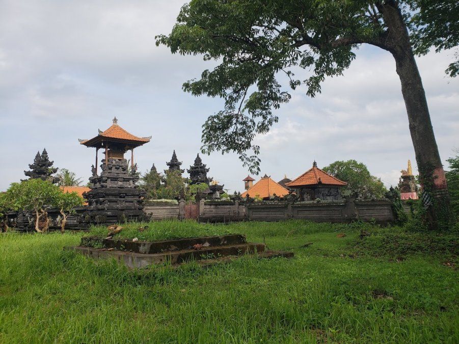 En el cementerio que está frente al taller se celebran los complejos ritos funerarios del hinduismo balinés.