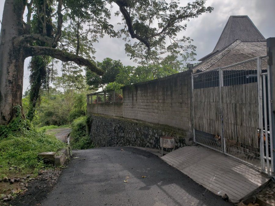 En el ingreso del taller en Celuk se ve la forma del joglo en el techo y el comienzo de la