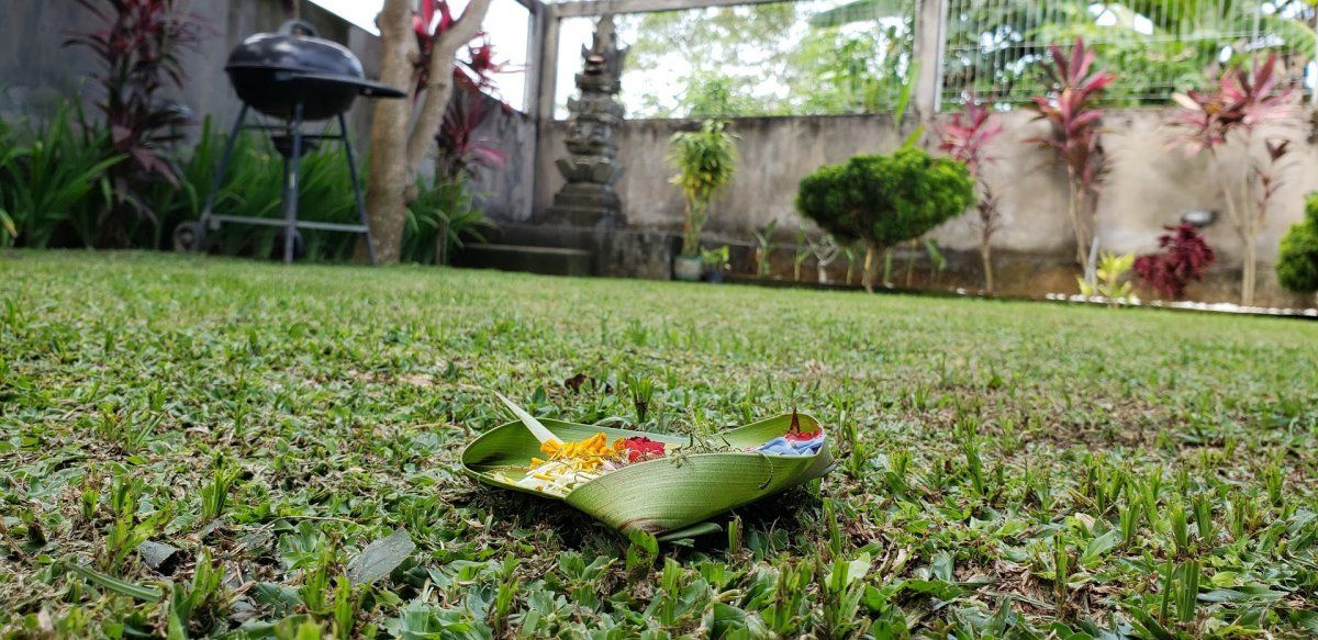 Las ofrendas, que incluyen granos de arroz y café, se dejan en el patio y también en la puerta de cada casa.
