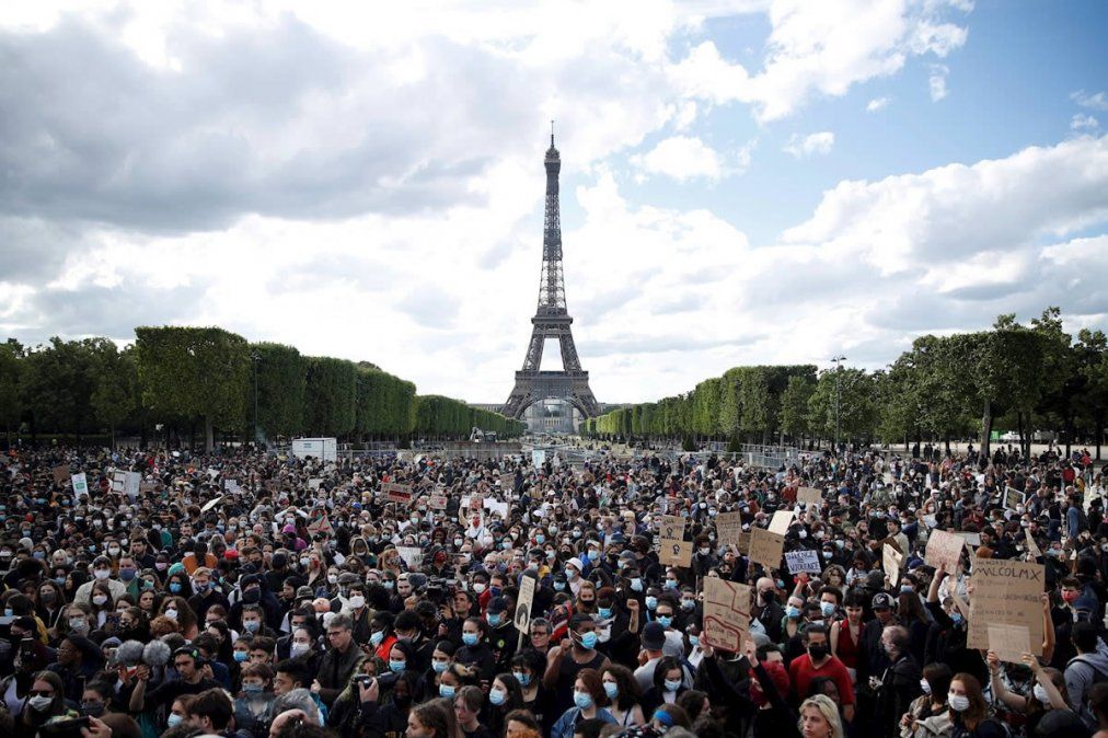 Paris (Francia), 06/06/2020.- Parisinos participan en una protesta en apoyo a las manifestaciones en EEUU por el asesinato de George Floyd, en París, este 6 de junio de 2020. EFE / EPA /Yoan Valat