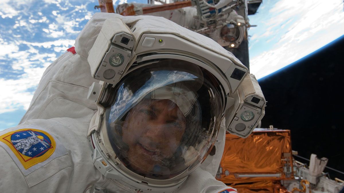Mike Massimino desde el espacio, cuando salió a reparar la Estación Espacial y se tomó una foto.