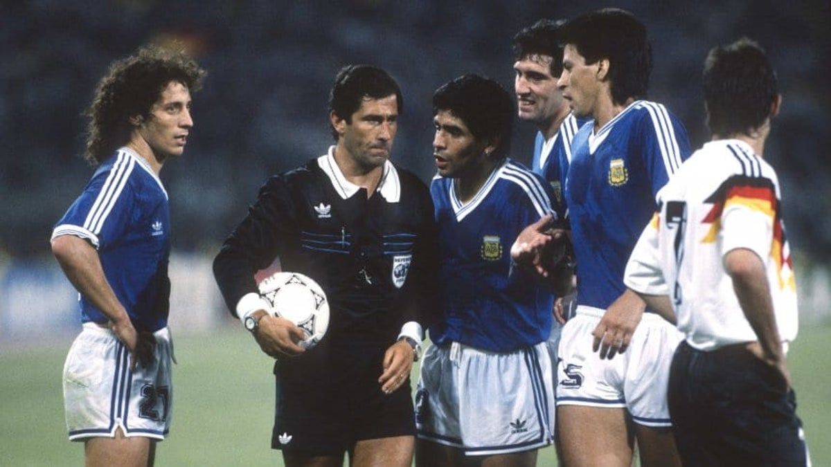 A la izquierda, Pedro Troglio protesta una de las decisiones del árbitro mexicano Edgardo Codesal, en la final del Mundial 1990 ante Alemania.
