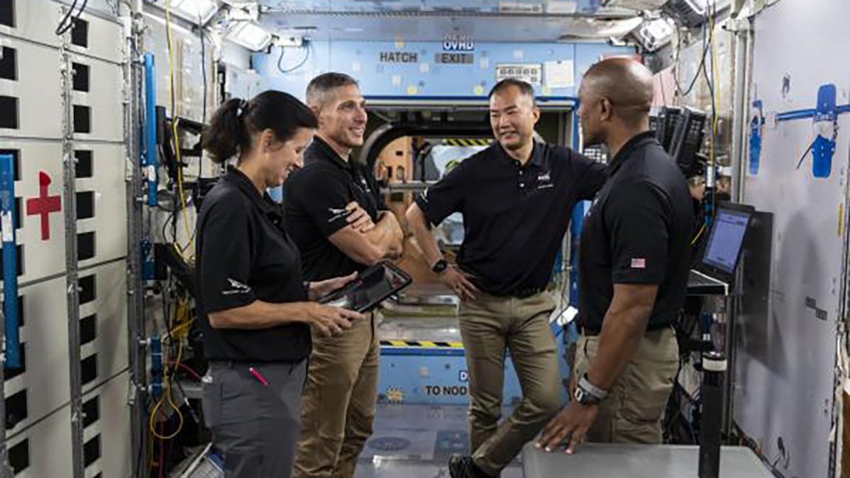 De izquierda a derecha: Michael Hopkins, Shannon Walker, Soichi Noguchi y Víctor Glover.