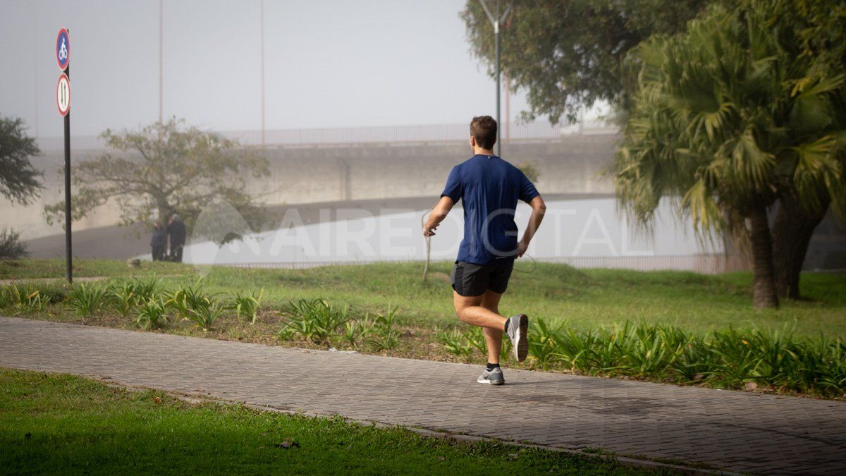 Un hombre corre en la costanera de Santa Fe. 