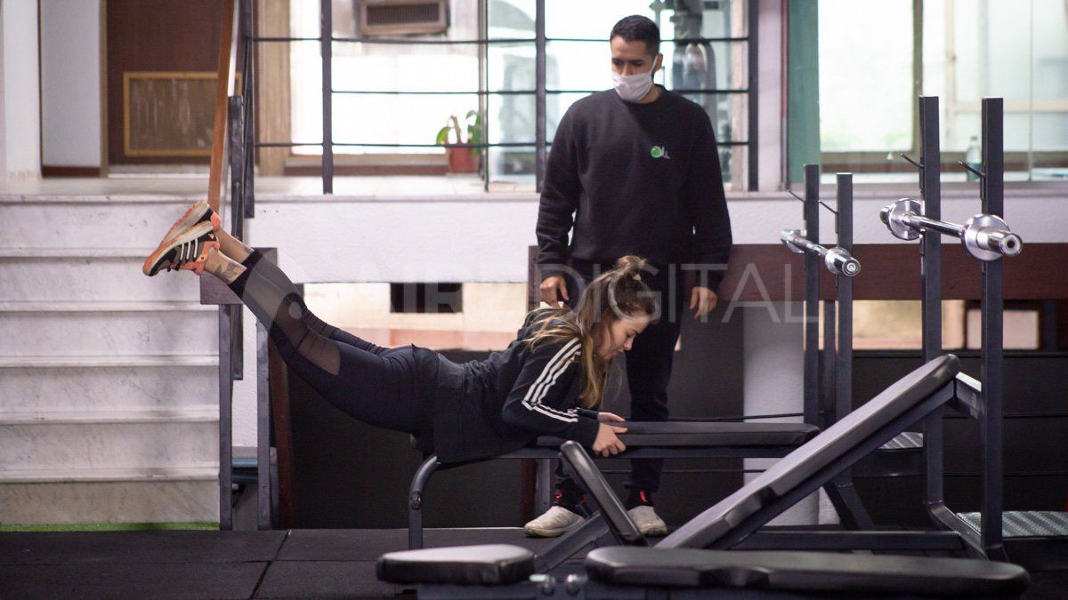 Una mujer hace pesas en un gimnasio de la ciudad. 