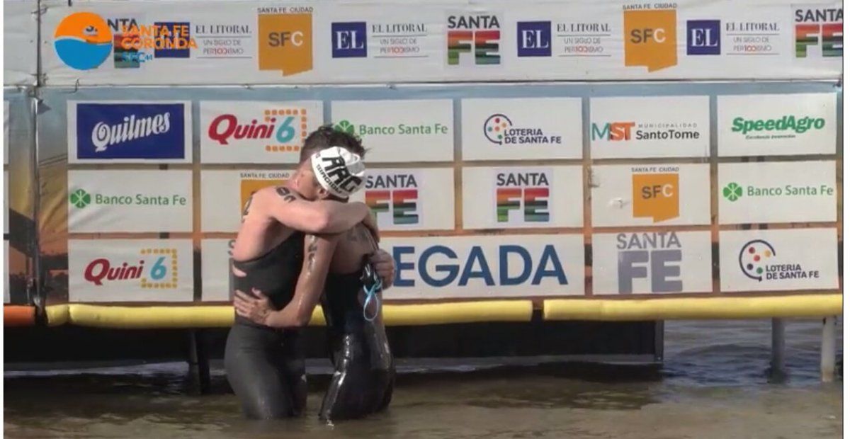 Bértola y Biagioli (quien puede convertirse en la primera mujer ganadora de la general), abrazados tras finalizar la carrera.